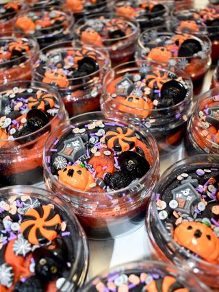 🎃👻 Jak vzniká naše strašidelně hravá kolekce? 👻🎃 Nejdřív jen hromada barevné hmoty, třpytky, strašidelné doplňky a...